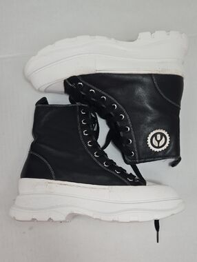 Wishbone Cllection Chelsea Boots Women's Sz 8.5 Chunky  Gothic Black/ White.